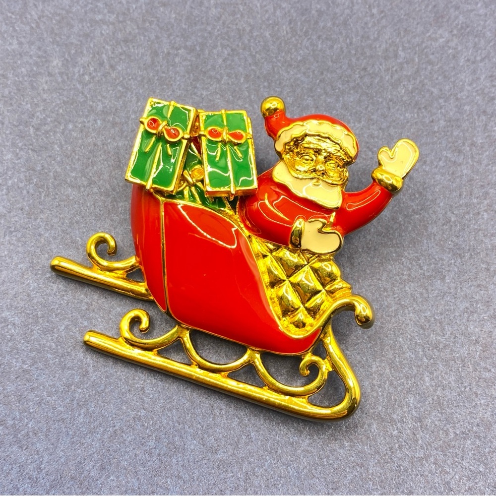 AVON Santa Sleigh Pin With Presents Green Post Earrings Vintage Brooch Christmas